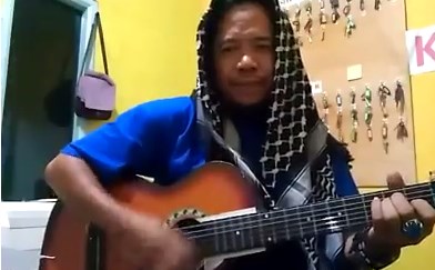 VIRAL! Kocaknya Video Lagu Berjudul “Sendal Jepit Kaos Oblong”