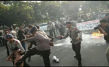 Aksi 20 Tahun Reformasi “Jokowi Pemimpin Haram” Di Depan Istana Berakhir Cheos