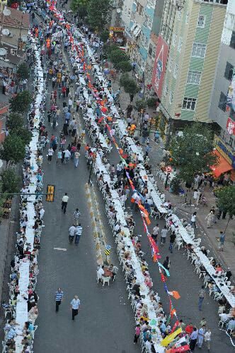 Beredar Foto Buka Puasa di Hanover, Jerman yang Disebut-sebut Terpanjang di Dunia. Ini Lokasi Sebenarnya!