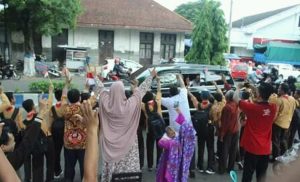 Masih Trauma dengan Traktor Jokowi, Ponorogo Sambut Voorijder dengan Salam 2 Jari