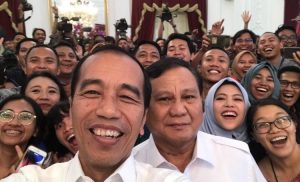 Prabowo selvie dengan Jokowi. Koq hatiku hancur berkeping?