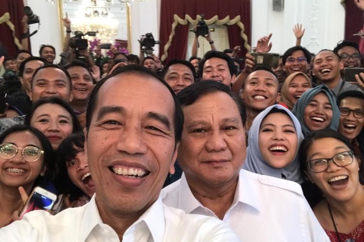 Prabowo selvie dengan Jokowi. Koq hatiku hancur berkeping?